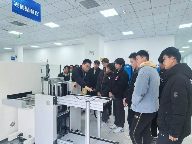 瑞杰公司与某工程技术学院开展科技咨询志愿服务活动